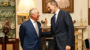 Primera reunió a soles entre Felip VI i Carles III