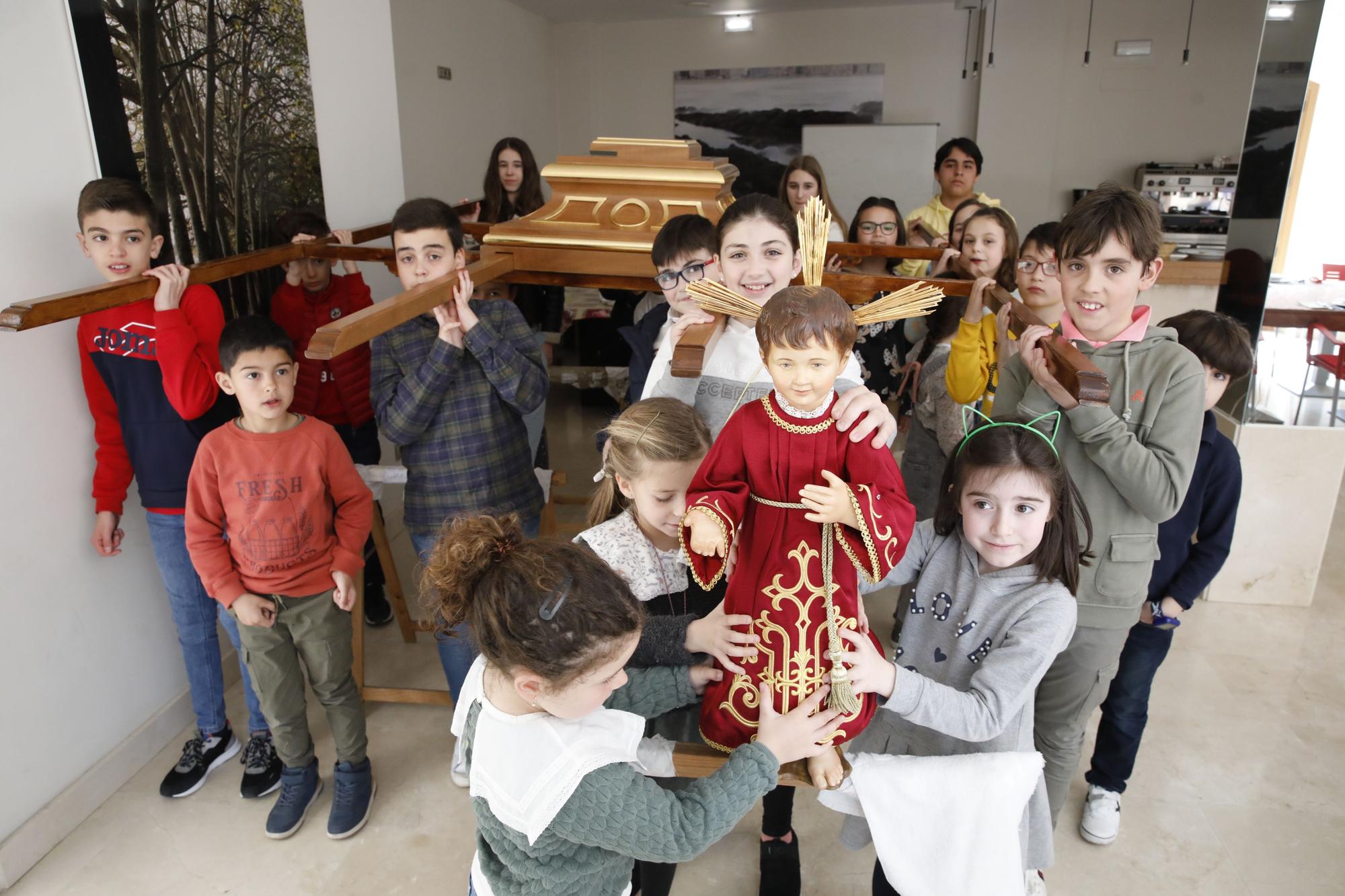 En imágenes: Ensayo de la Cofradía del Niño del Remedio para su procesión de Semana Santa