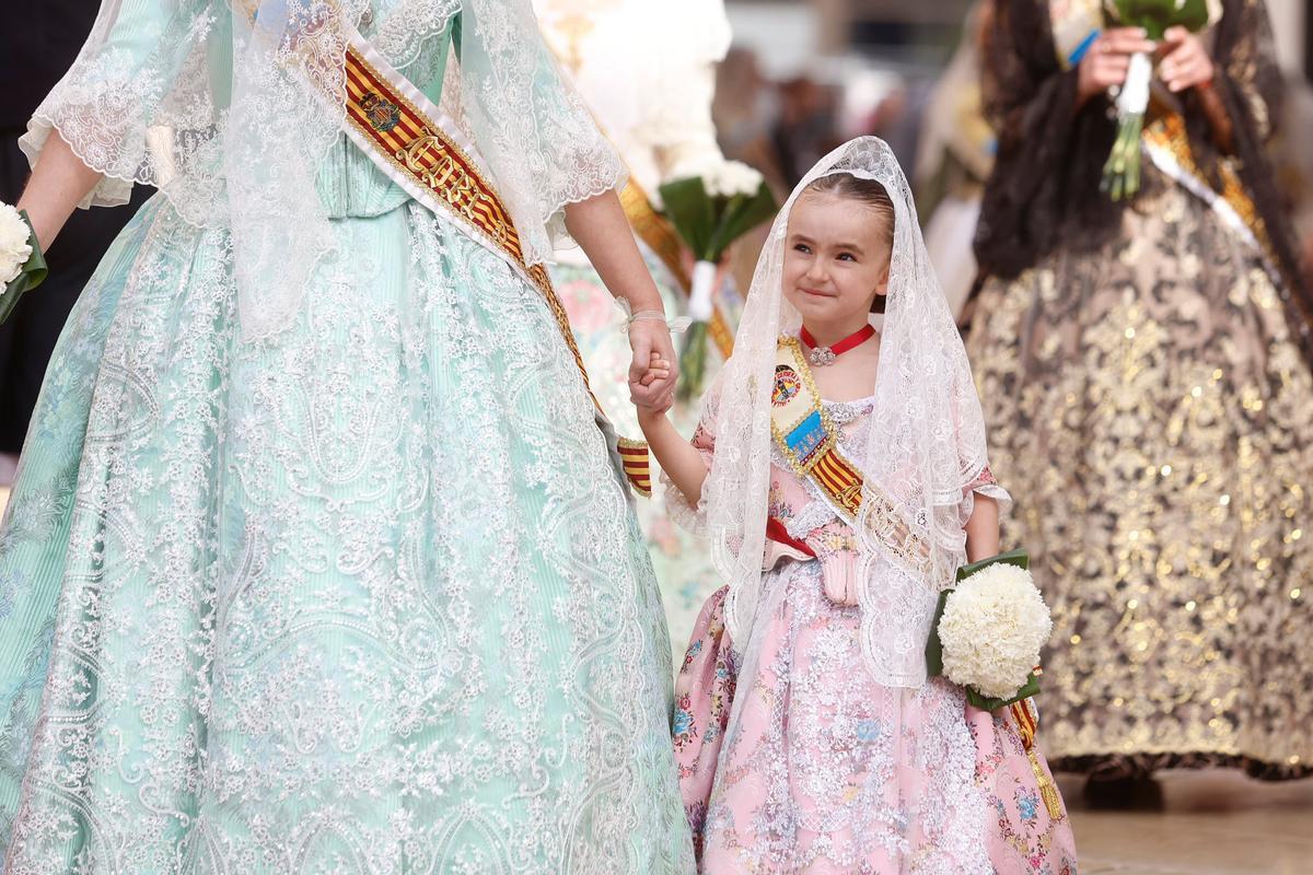 Todas las fotos de la Ofrenda del 18 de marzo por la calle de la Paz hasta las 17:30 horas