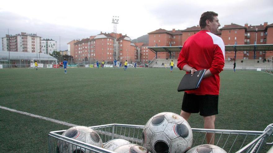 Los brotes verdes llegan por fin al campo de fútbol de La Corredoria en Oviedo