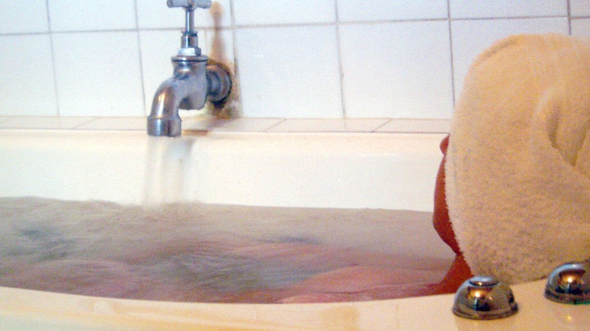 ¿Ducha de agua fría o de agua caliente? Este médico aclara cuál es la mejor opción: "Si quieres dormir mejor..."