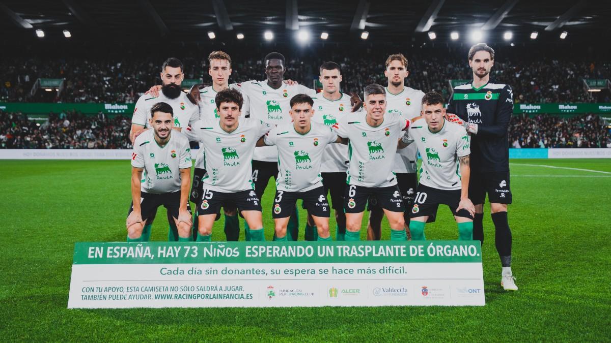 El once titular del Racing ante el Granada con la campaña 'Donantes de Logos'