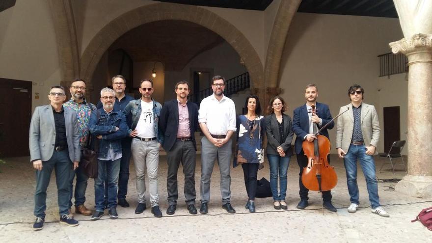 Autoridades y algunos de los participantes en el ciclo.