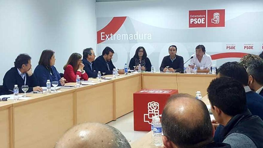 El PSOE de Extremadura da vía libre a Cabezas para negociar la moción de censura en Badajoz