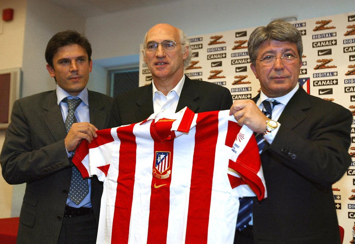 Toni, como director deportivo del Atlético, junto a Cerezo y el técnico argentino Carlos Bianchi.