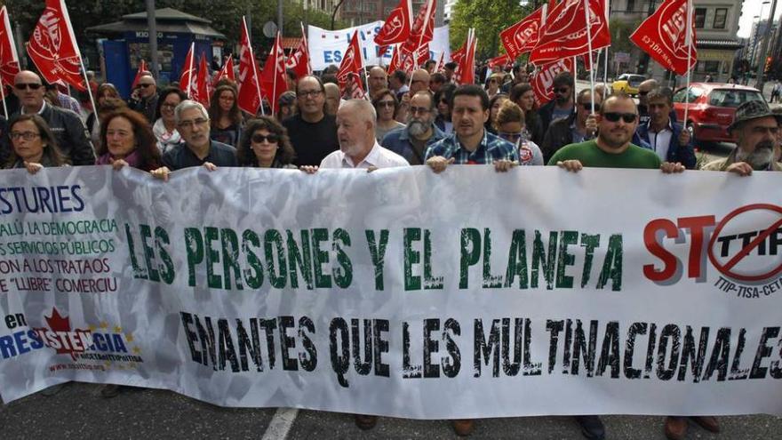 Cientos de personas se manifiestan contra el libre comercio