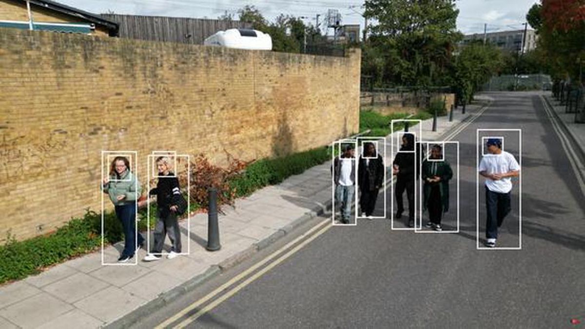 Cámara de vigilancia siguiendo a figuras humanas en la calle con Inteligencia Artificial