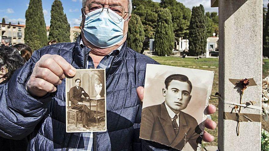 Luis Sebastián con las fotos de su tío Vicente Gamuz.