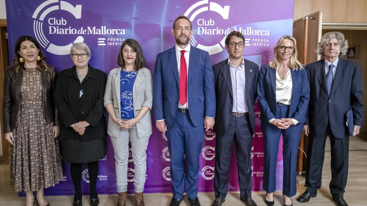 María Frontera y Iago Negueruela, segunda y tercero por la derecha, en un acto en el Club Diario de Mallorca