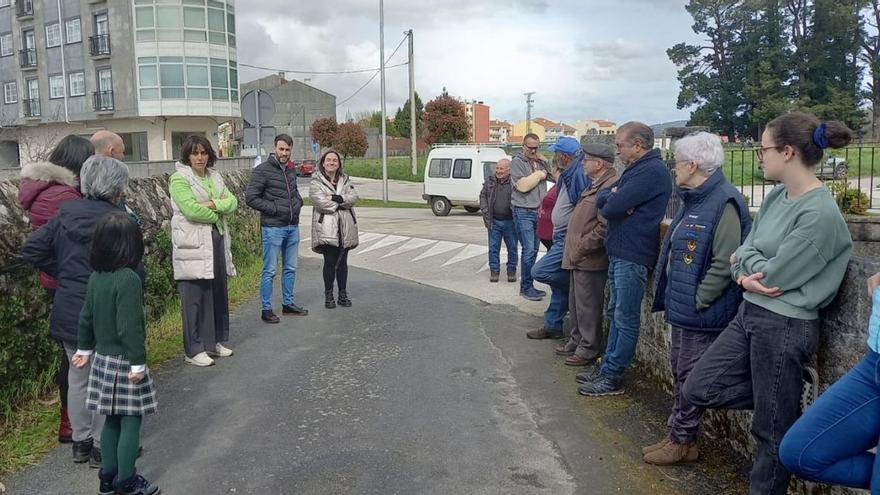 Paula Fernández Pena se reunió con vecinos de las calles Forcarei y Tras da Igrexa al rematar el pleno.