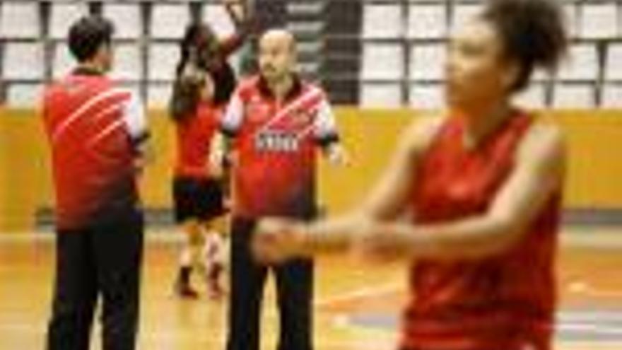 Èric Surís, al fons, amb Helena Oma en primer pla, en un entrenament d&#039;aquesta temporada.