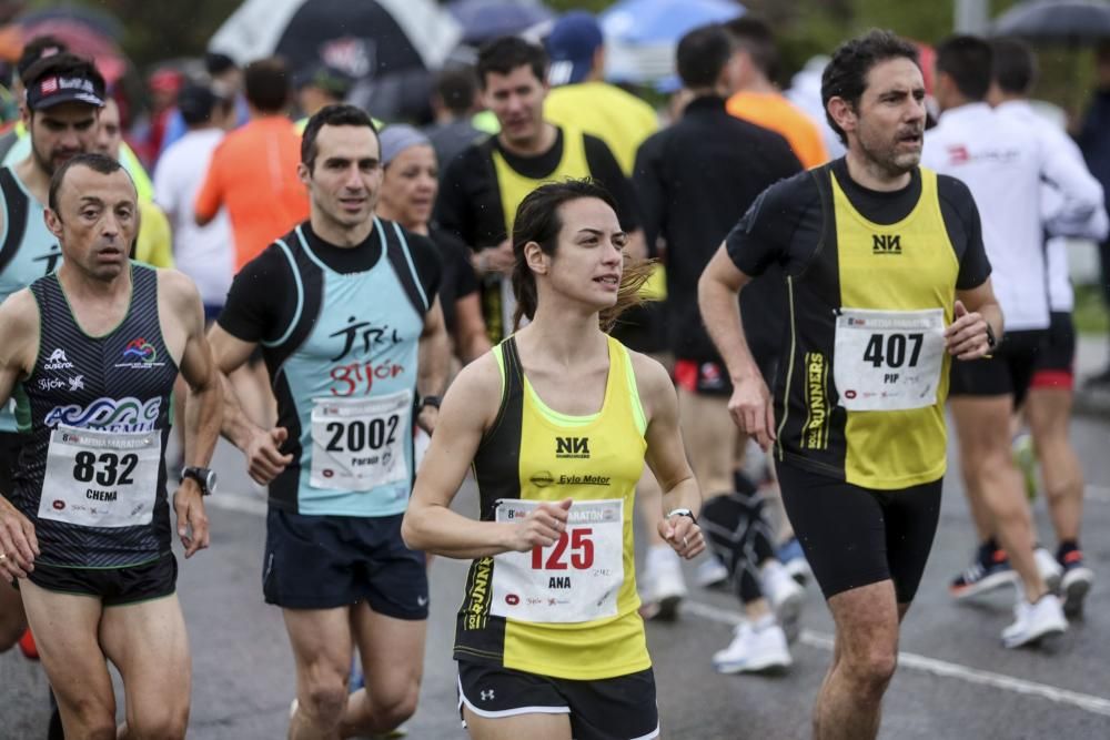 Multitudinaria media maratón en Gijón.