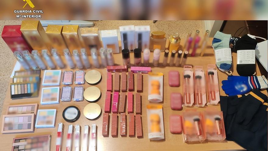 La Guardia Civil de Calp investiga a cuatro personas por hurtos de productos de cosmética y perfumes