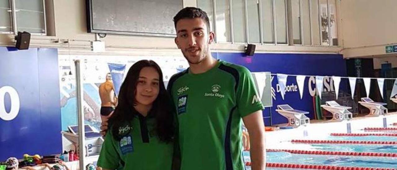 Sandra Díaz y Sergio Vaquero posan en las instalaciones del Club Natación Santa Olaya.