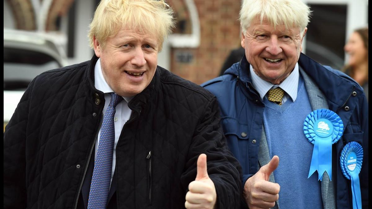 Boris Johnson hace campaña con su padre, el sábado en Londres.