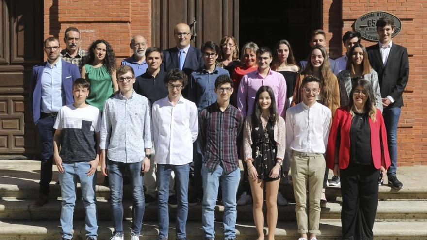 Los 16 alumnos del Bachillerato de Excelencia, con los directores de los institutos y representantes del Campus Viriato y de la Dirección Provincial de Educación.