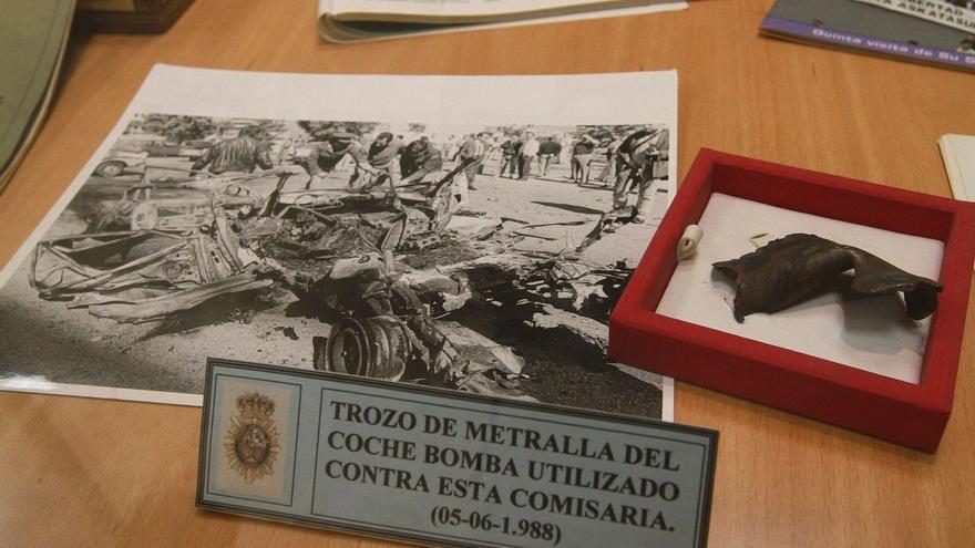 En el museo de la Comisaría de Ourense guardan parte de la metralla y una fotografía de Pili Prol del coche bomba.