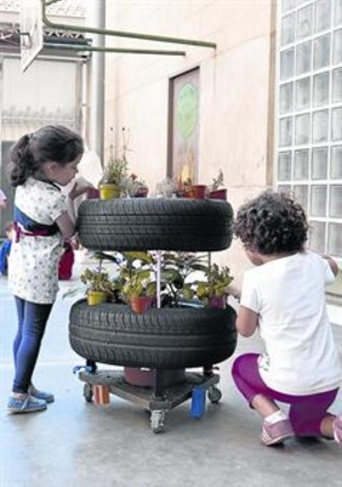 Testos amb rodes 8Alumnes de La Concepció cuiden plantes.