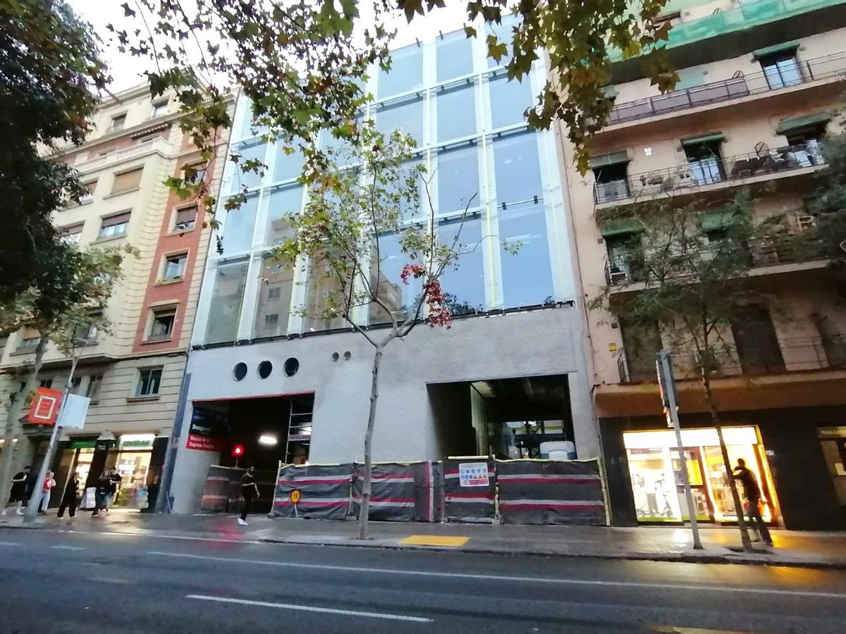 Nueva fachada de la manzana de equipamientos de la Sagrada Família en la calle Mallorca