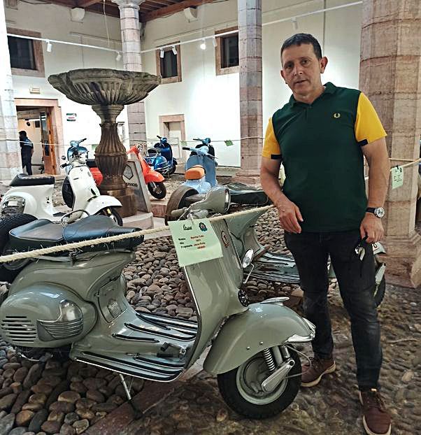 Jesús Feito con su moto de los 50. | S. A.