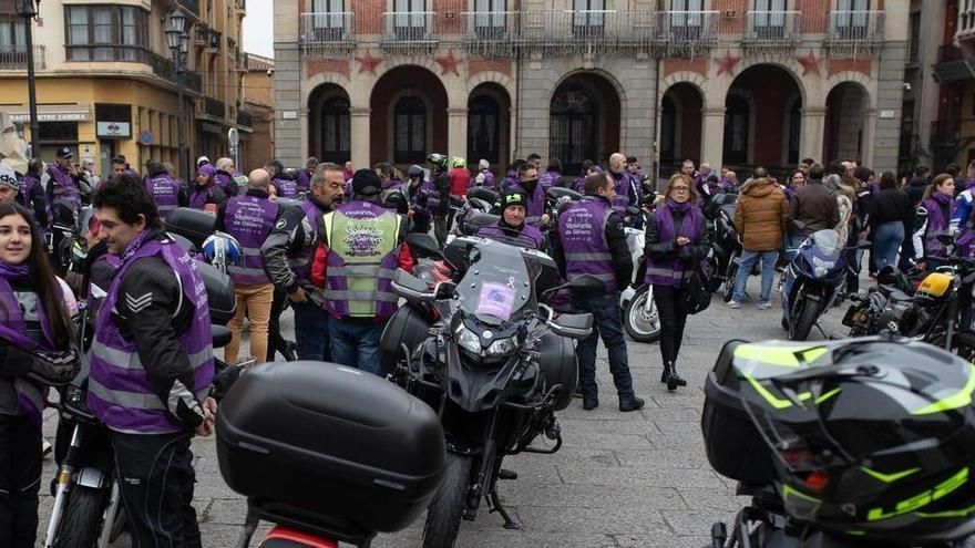 Zamoranos y zamoranas en la ruta motera contra la violencia de género.