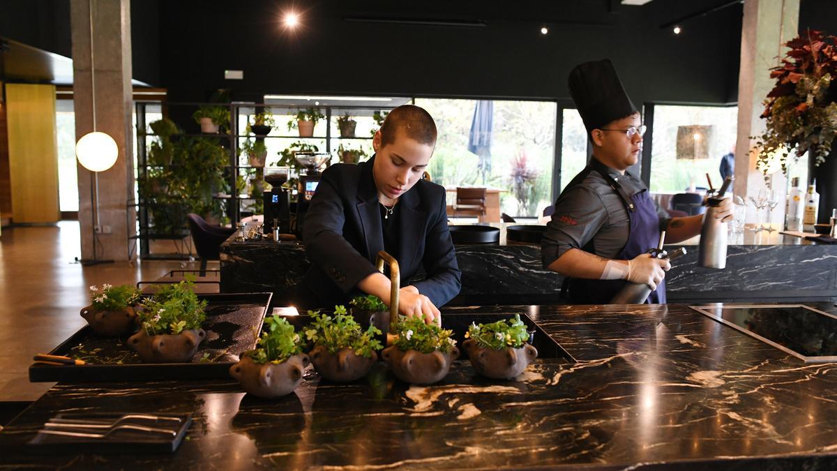 Una veintena de profesionales trabaja a diario en el restaurante, ubicado en Raxó