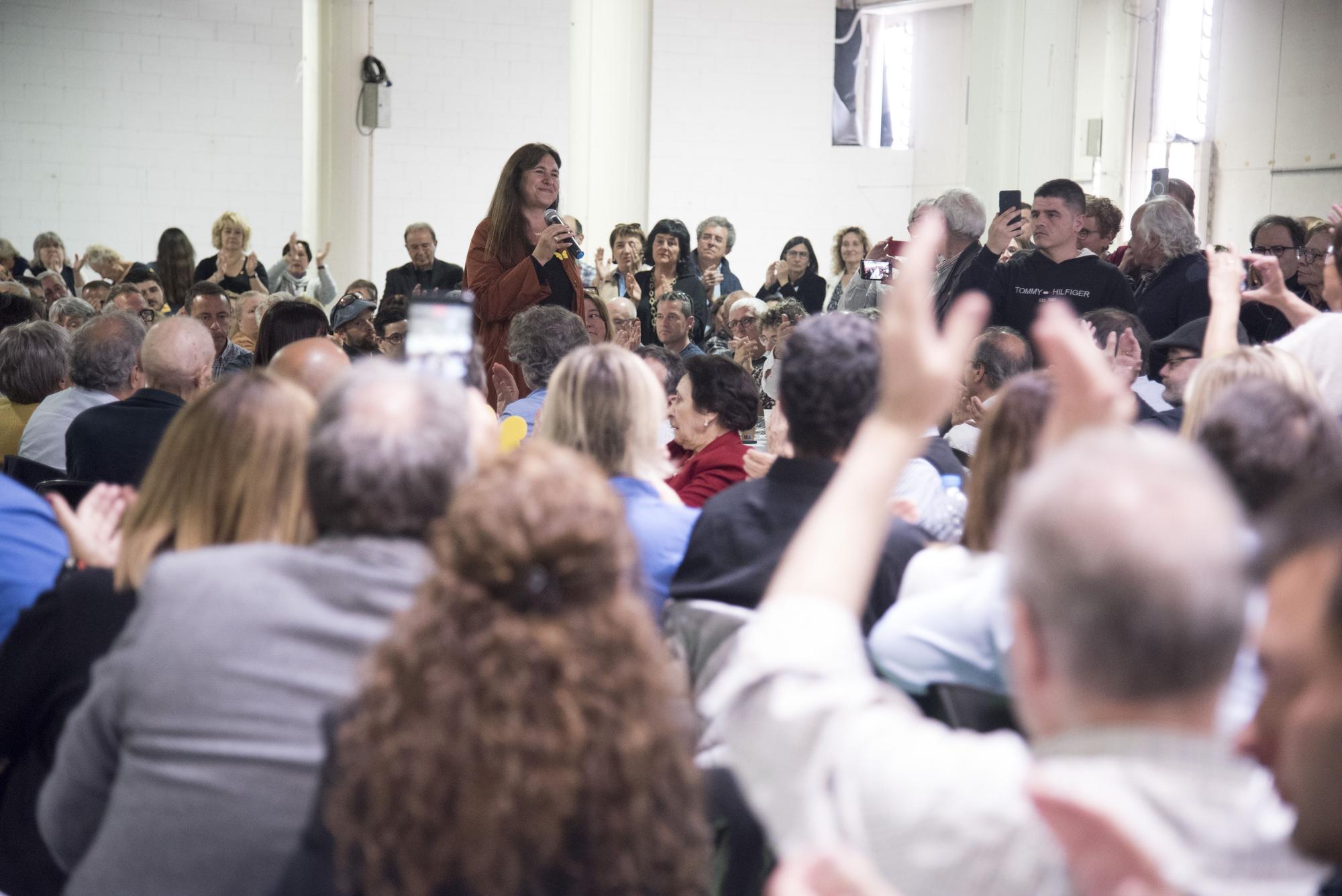 Laura Borràs es estimada en un acte amb els seus afins a Manresa