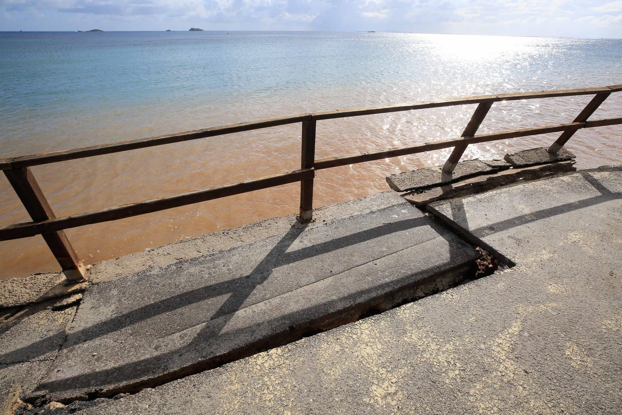 El paseo de Platja d’en Bossa se hunde sobre el mar