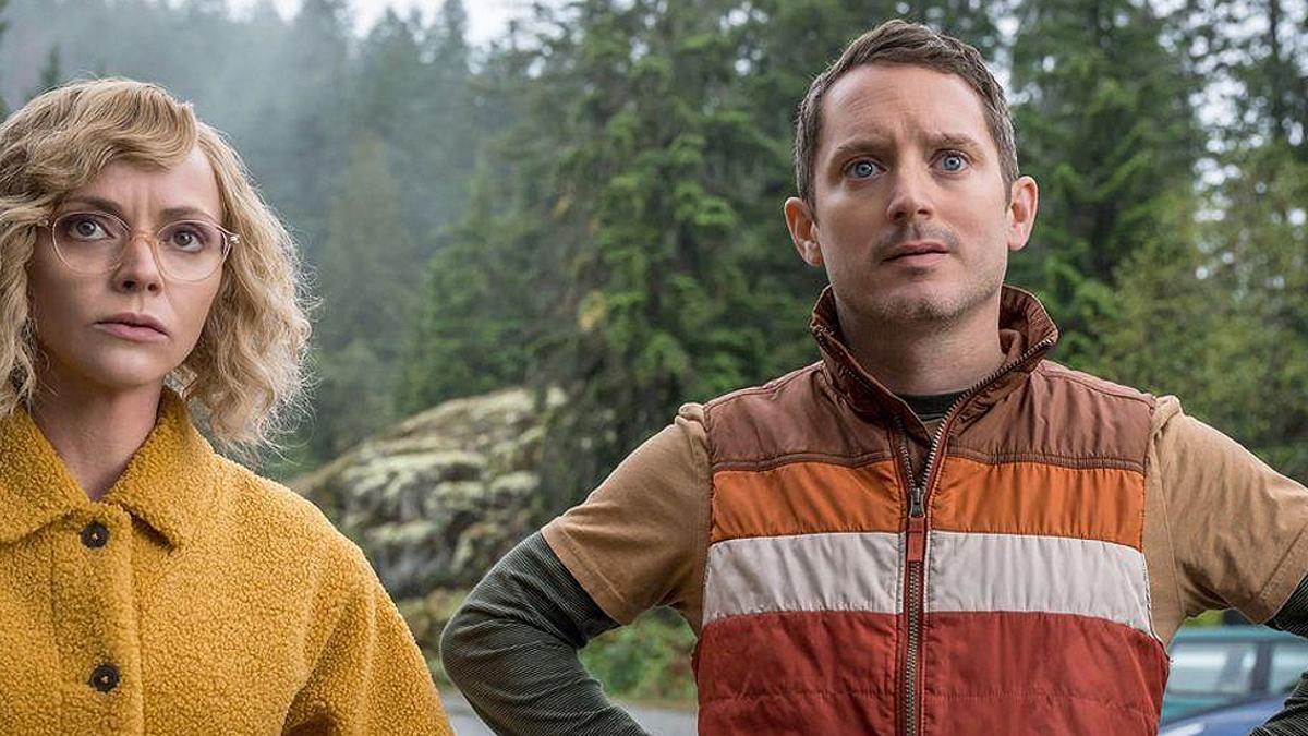 Christina Ricci (Misty) y Elijah Wood (Walter) en la segunda temporada de 'Yellowjackets'.