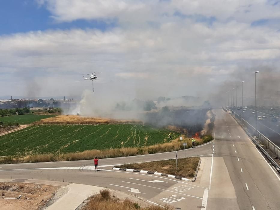 Un incendio en Aldaia es visible a varios kilómetros