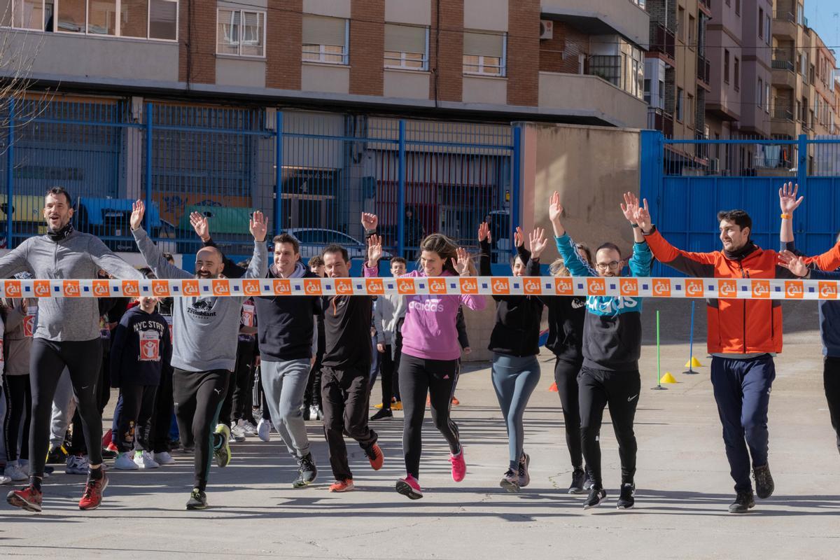 Los profesores dieron el pistoletazo de salida a la carrera solidaria.