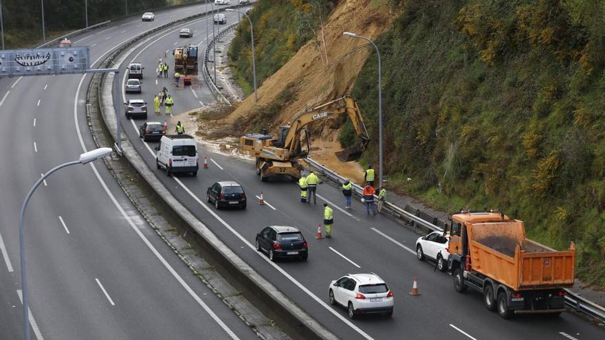 Trabajos de limpieza y estabilización del talud tras el temporal Laura. // R.G.