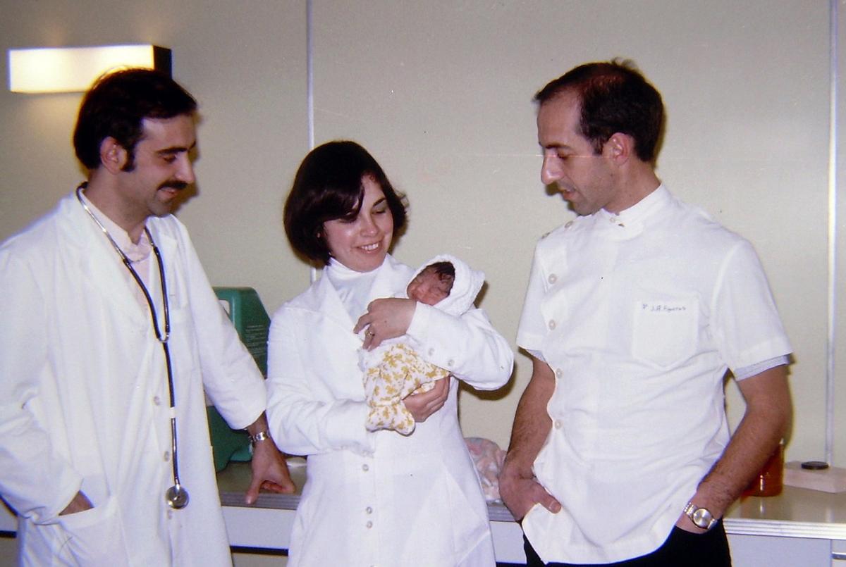 En 1977, en su etapa de director del hospital de Alicurá, en su último año en la Patagonia.