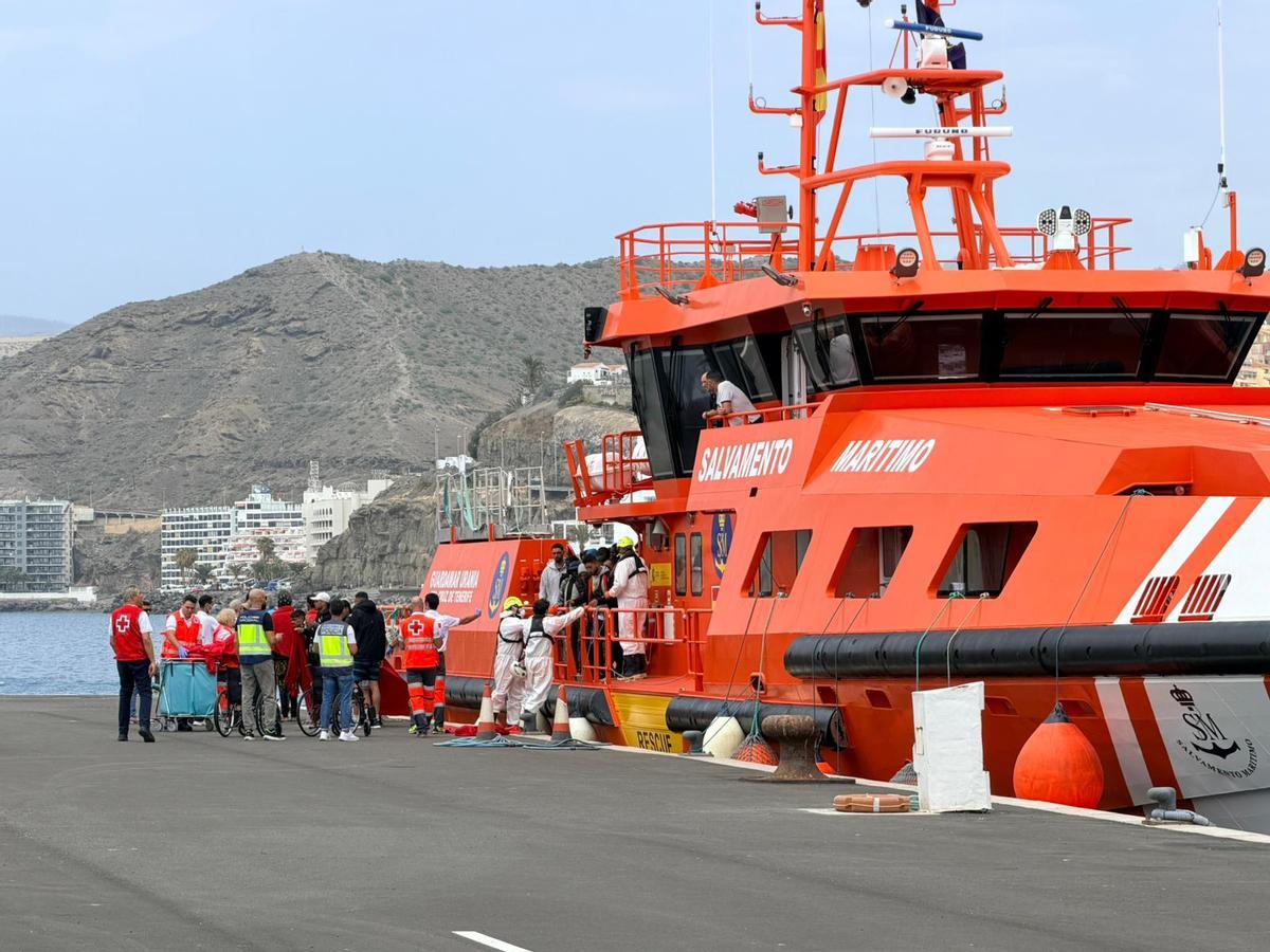 Llegada de una patera con 47 personas al muelle de Arguineguín