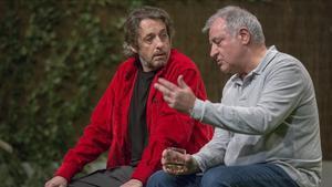 Ramon Madaula (izquierda) y Jordi Bosch, en una escena de ’Adossats’.