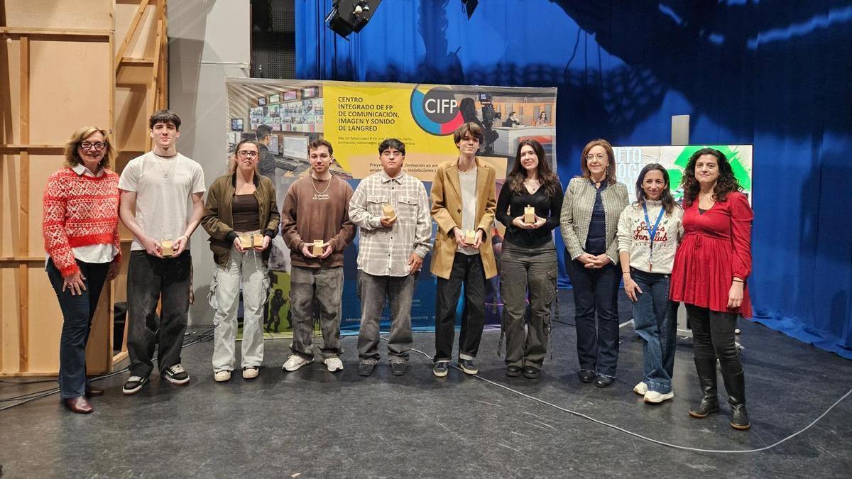 Orviz y Lugilde, docentes y los estudiantes galardonados.