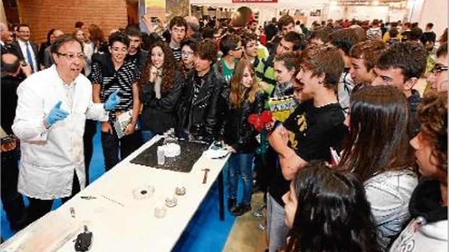 Un professor donant explicacions a un grup d&#039;estudiants en el primer matí de la vuitena ExpoJove de Girona.