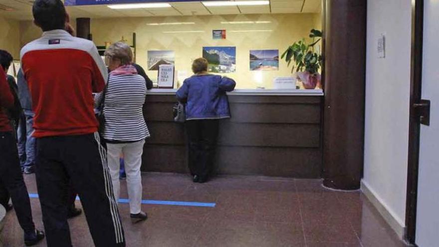 Pacientes haciendo cola en un centro de salud de la capital.