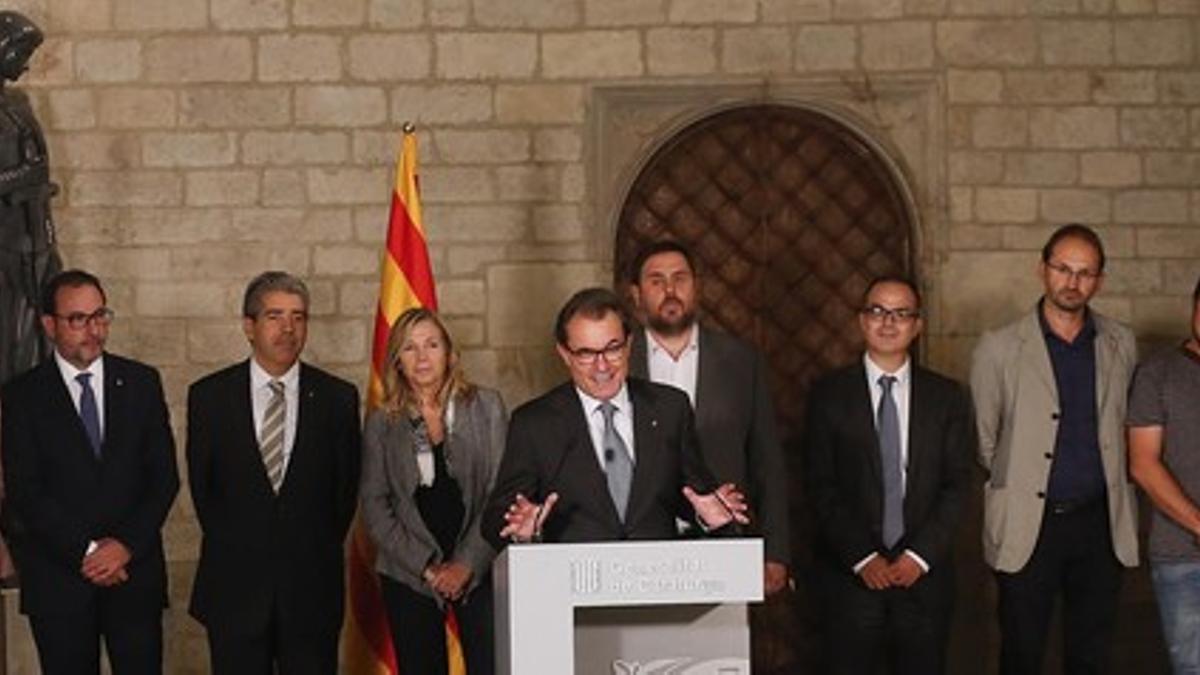 Artur Mas y dirigentes de los partidos proconsulta, en octubre del 2014 en el Palau de la Generalitat.