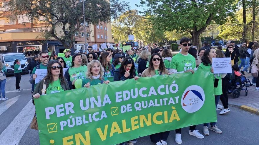 Atronadora protesta: más de mil personas exigen en Dénia inversiones educativas