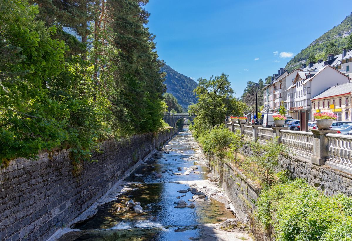 Canal del río Aragón que atraviesa el pueblo de Canfranc en los Pirineos