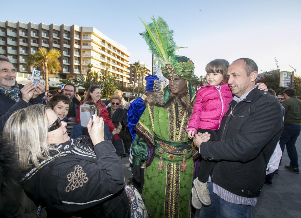 Los Reyes Magos llegan en barco y tocan tierra en las Escaleritas de la Reina.