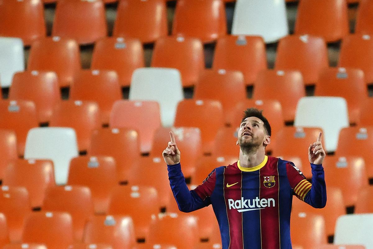 Messi celebra uno de sus dos goles al Valencia en Mestalla.