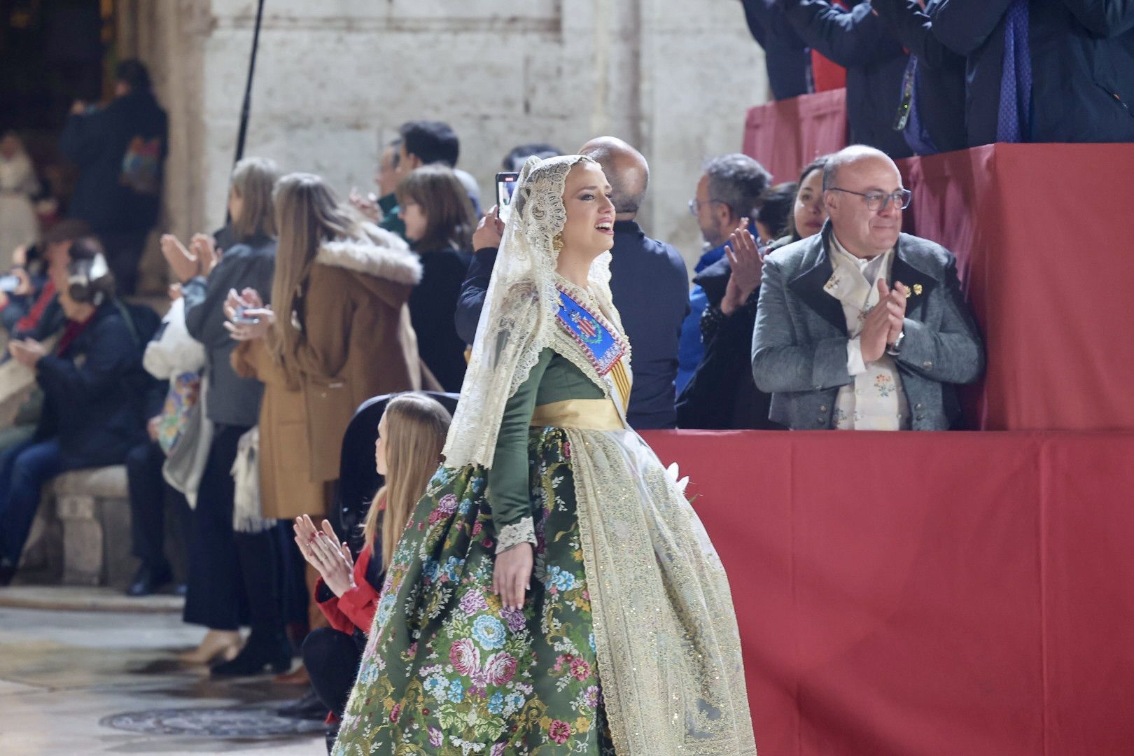 Laura Mengó y su corte coronan la ofrenda a la Virgen