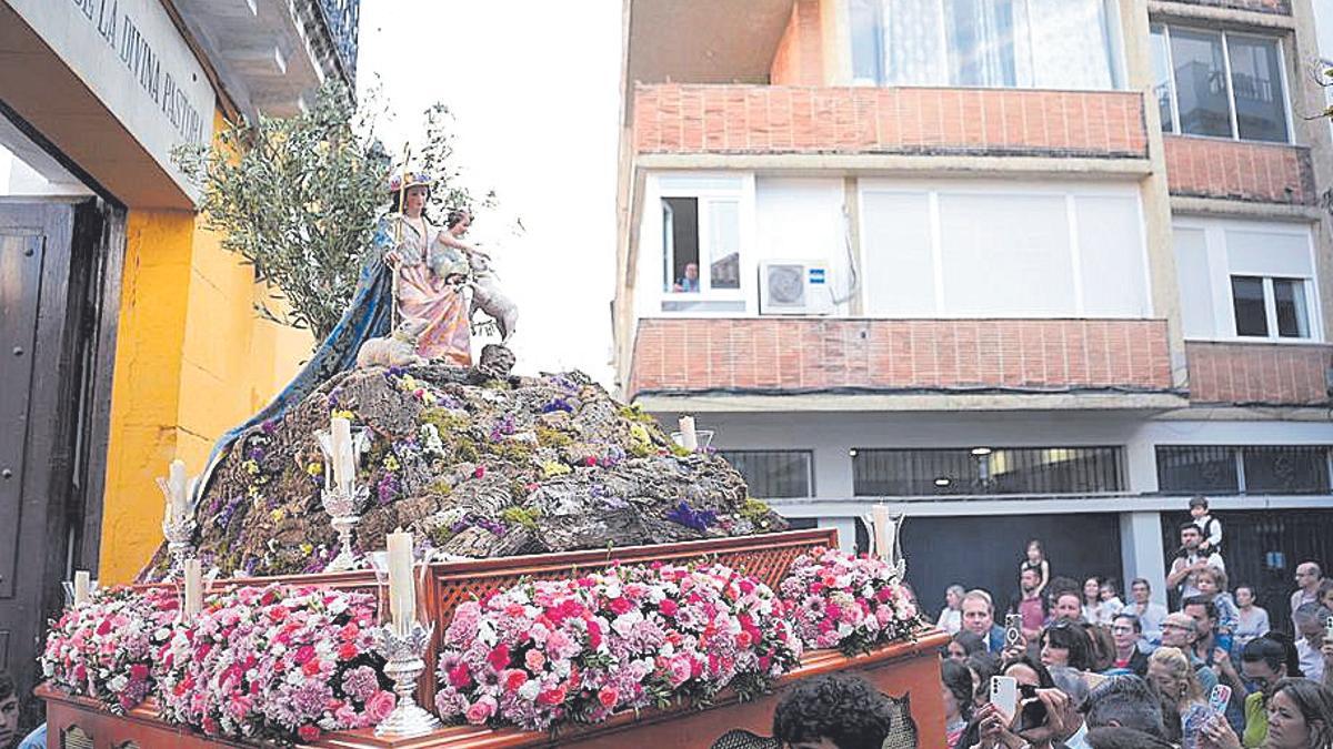 Procesión del colegio Divina Pastora