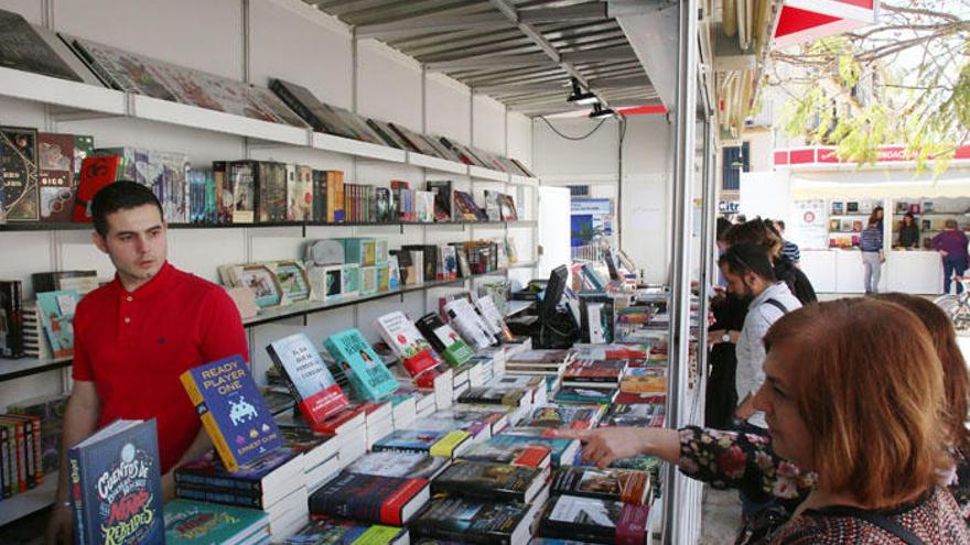 Uno de los stands de la Feria del Libro, que repite en la Plaza de la Merced.