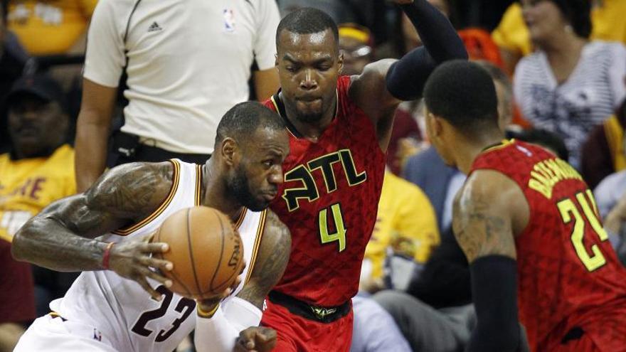 LeBron entra a canasta en una acción del partido.