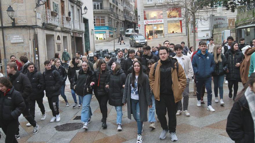 Alumnado del Santo Cristo camina hacia el Centro Cultural Marcos Valcárcel. |   IÑAKI OSORIO