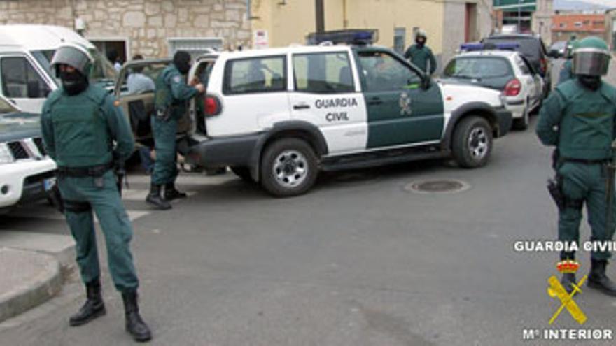 Cinco detenidos en dos operaciones contra el menudeo de droga en Mérida y Navalvillar de Pela