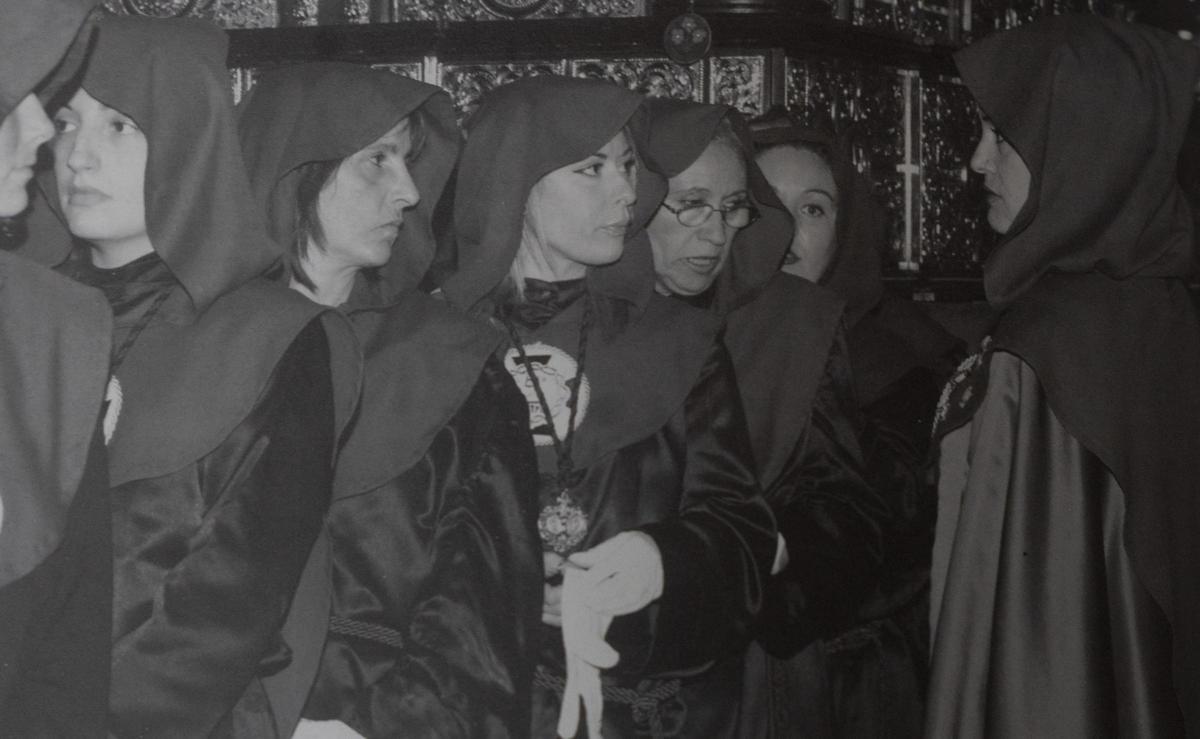 Mujeres en un paso de los años noventa en Alicante.